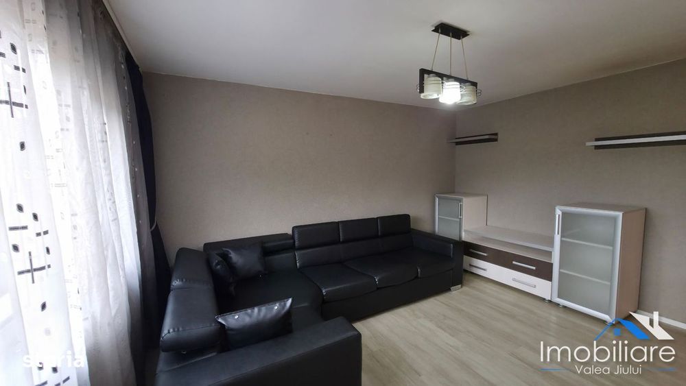 Garsonieră modernă, complet renovată, etaj 2 – Lupeni | lângă Primărie