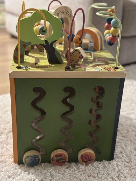 Cub de activități din lemn „Zany Zoo” de la B. toys.