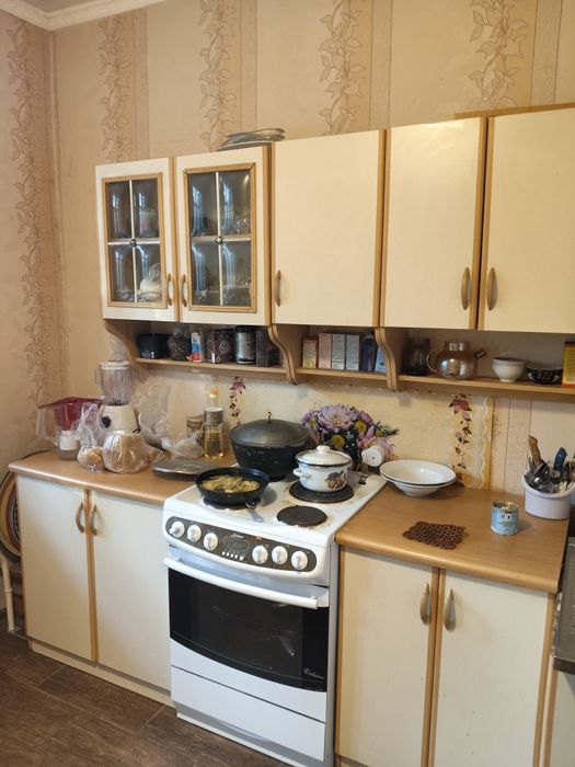 Продам старый кухонный гарнитур и диван