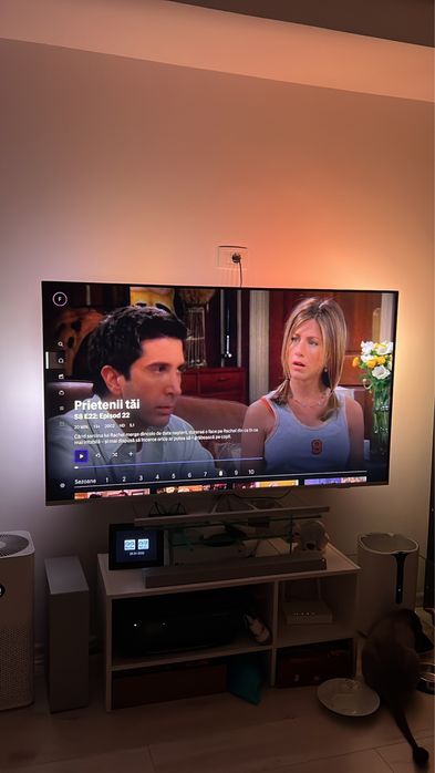 Televizor Smart Phillips Ambilight, diagonala 146 cm 4K