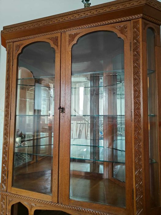 Mobila pentru sufragerie - Vitrina din lemn masiv de stejar cu decoratiuni sculptate, usi din sticla si spate oglinda in stil neo-romanesc