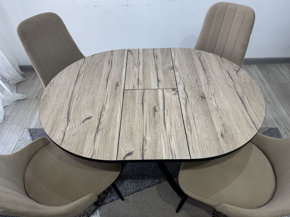 Стол со стульями в хорошем состоянии