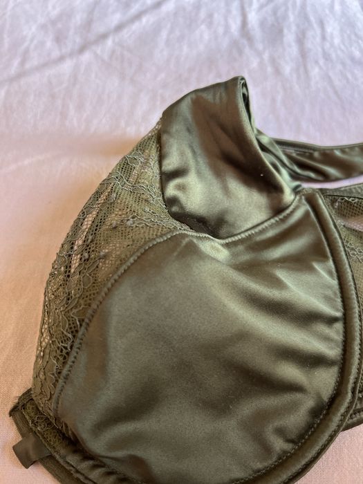 Чисто нов сатене сутиен на марката Zara