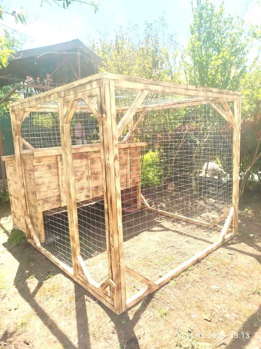 Кокошарник,  Дървена клетка за пилета