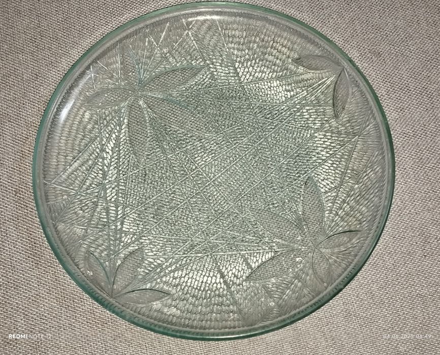 Стеклянная тарелка