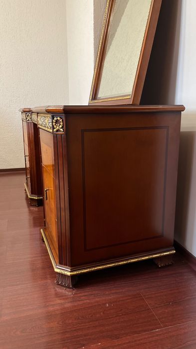 Комод с подвесным зеркалом