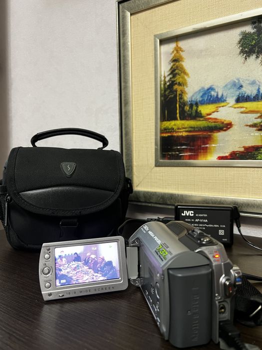 Продам видеокамеру JVC