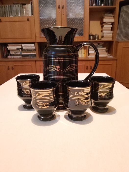 Сервиз, подходящ за вино и други напитки