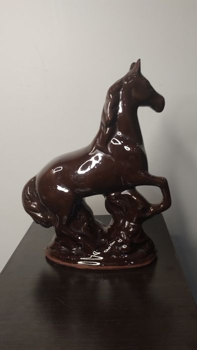 Много красива статуетка на кон в раздвижена поза. Керамика.
