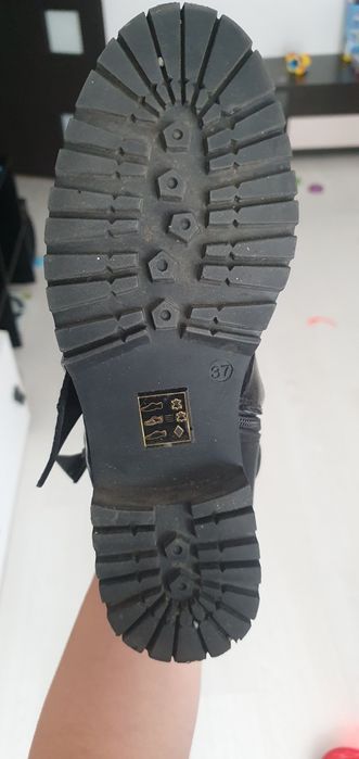 Vând ghete de iarna din piele în stare forte buna