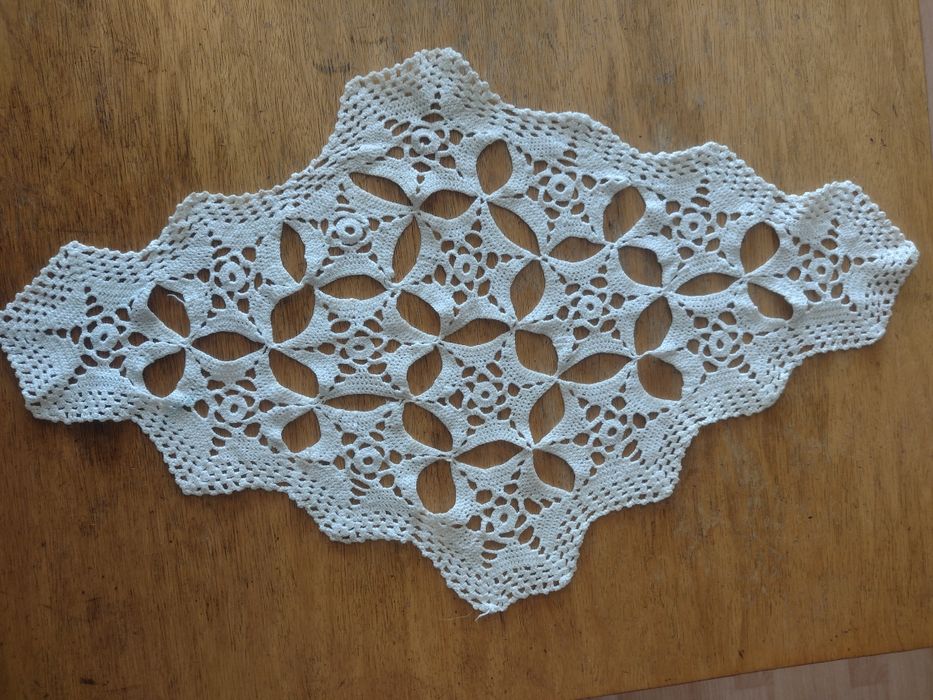 Покривки и карета плетени на една кука