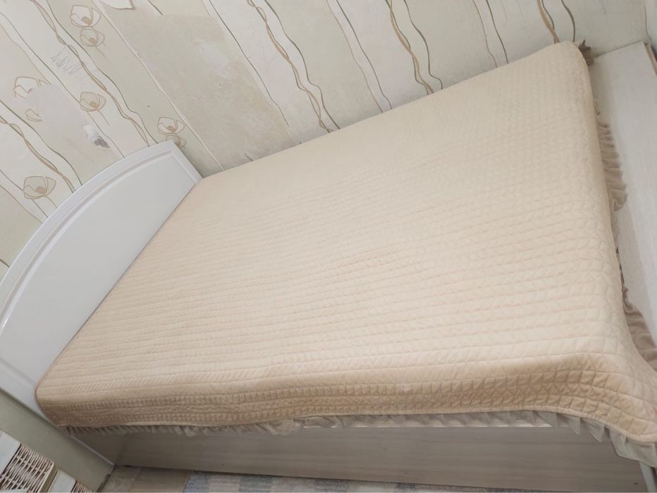 Кровать с матрасом продаются