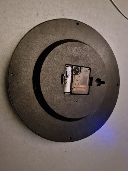 кварцов стенен часовник