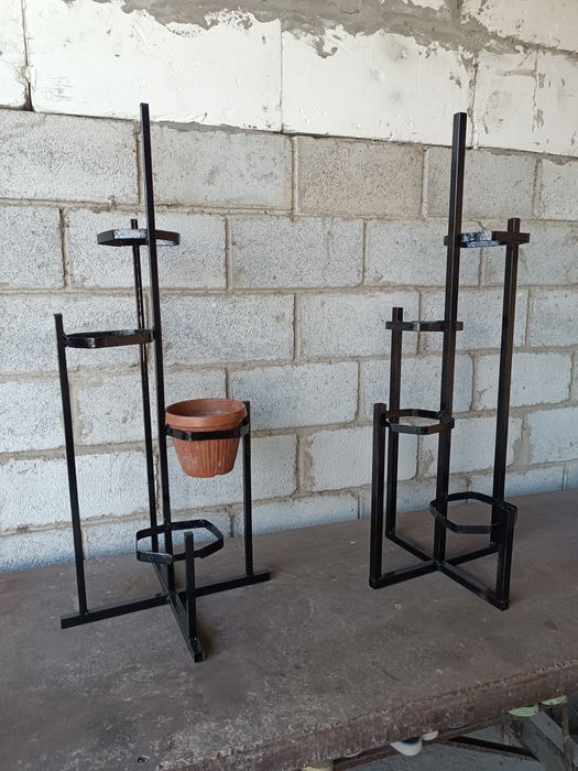 Gul tuvaklar uchun stelaj