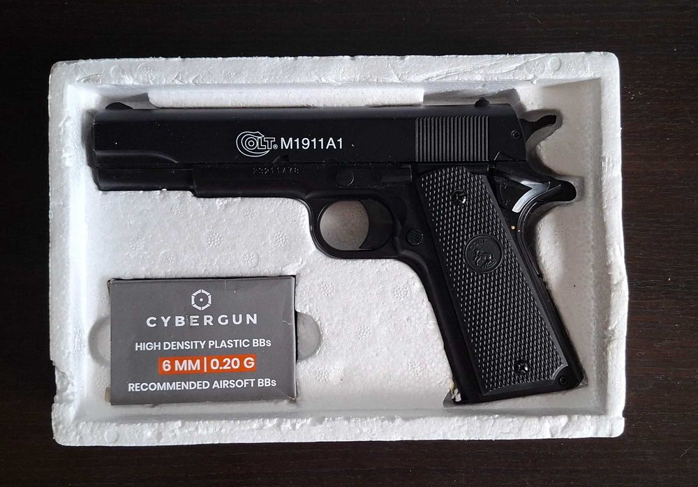 Въздушен пистолет,Спрингов еърсофт пистолет с топчета Cybergun COLT M1911 A1