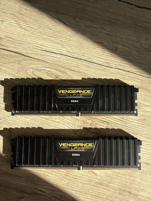 Memorie RAM 2x8 2400MHz Vengeance