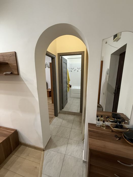 Inchiriez apartament cu 2 camere, parcare privata