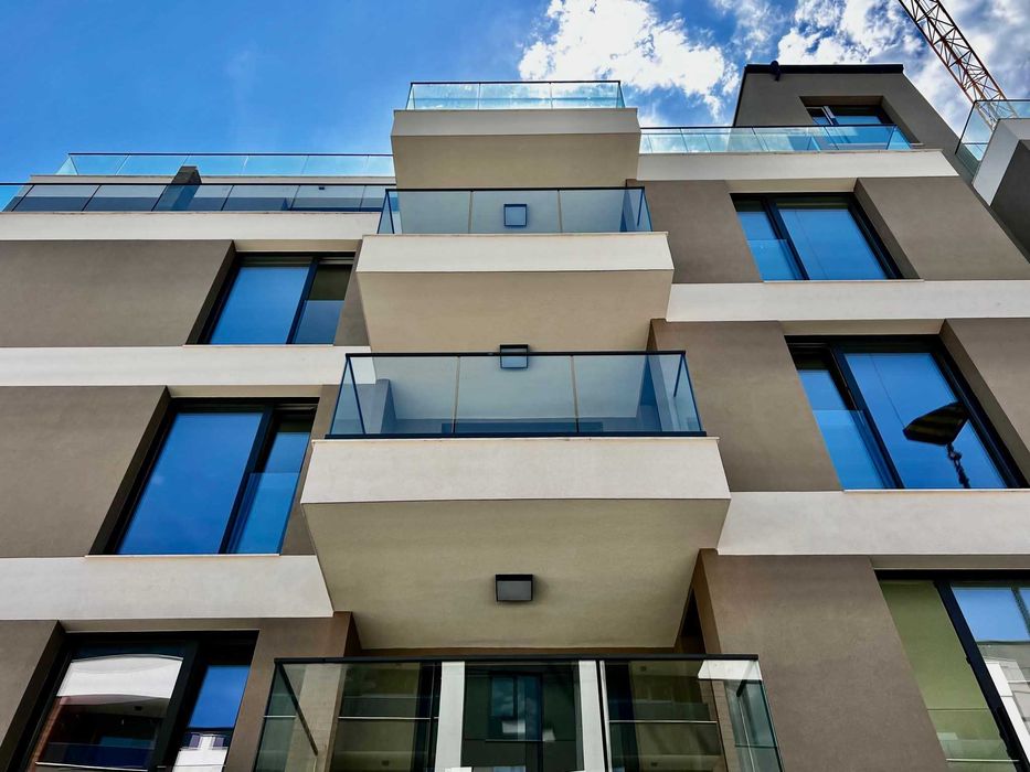 Дизайнерски обзаведен тристаен апартамент