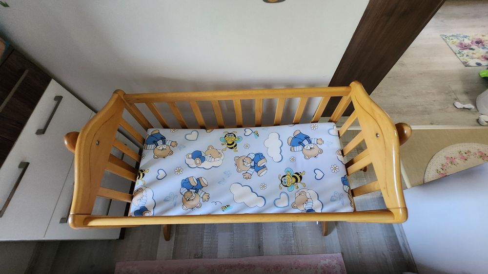 Дървена люлка за бебе кошара