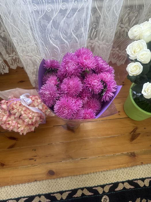 Цветы свежые  сегодня привезли.