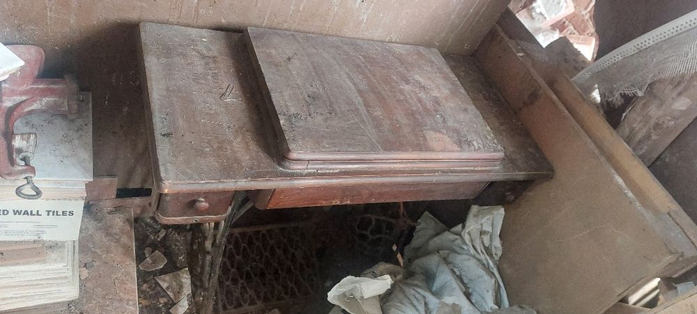 Продавам стара антична шевна машина.