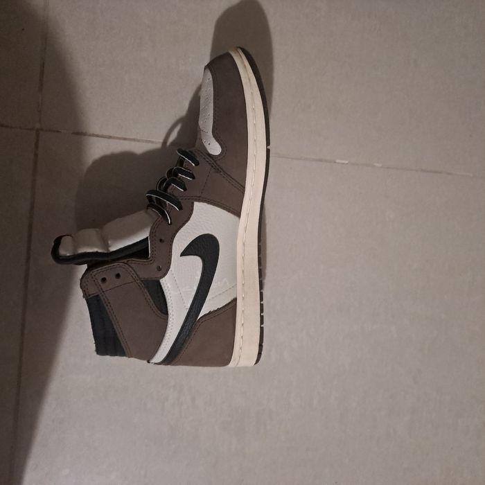 Продавам jordan 4 travis scott 1 I travis scott lol