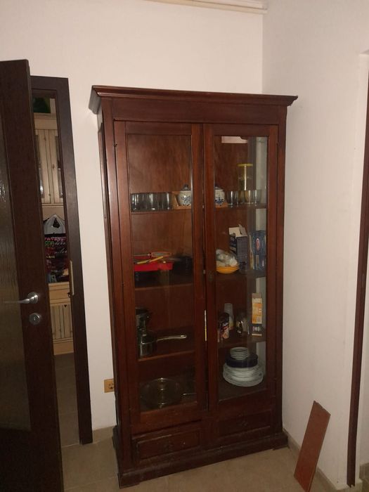 vitrină din lemn închis la culoare