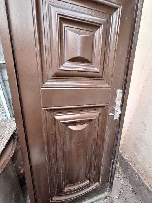 Продам входную дверь