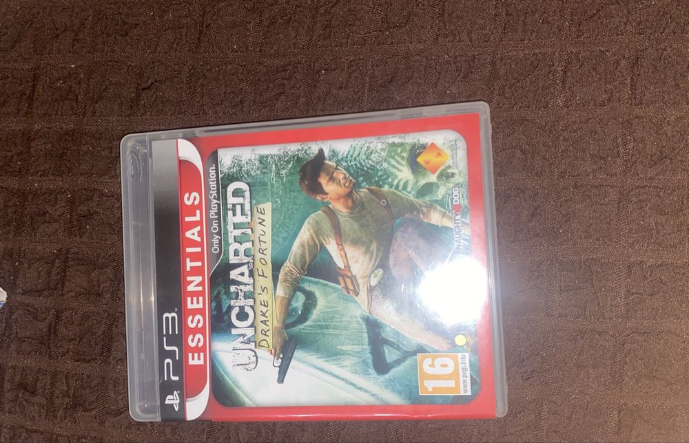 Здравейте! Продават се 7 игри за playstation 3 и 2 оригинални джоистика!