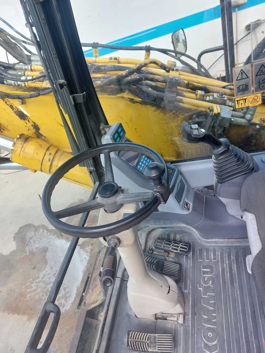 Колесен багер KOMATSU