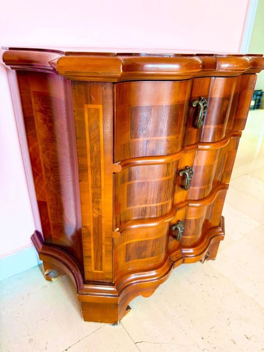Noptiere clasice – pereche, import Italia  Pereche de noptiere vechi, import Italia, realizate în stil clasic, piese de atelier.