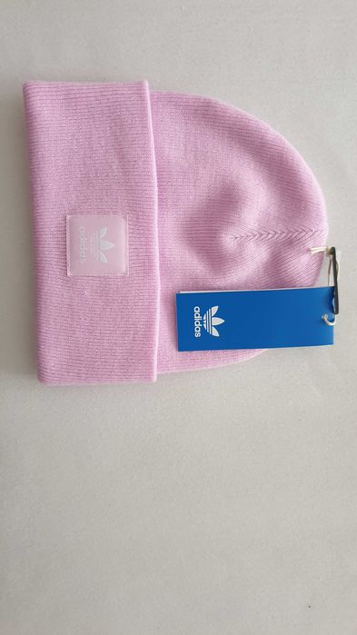 НОВА Дамска шапка adidas с етикет