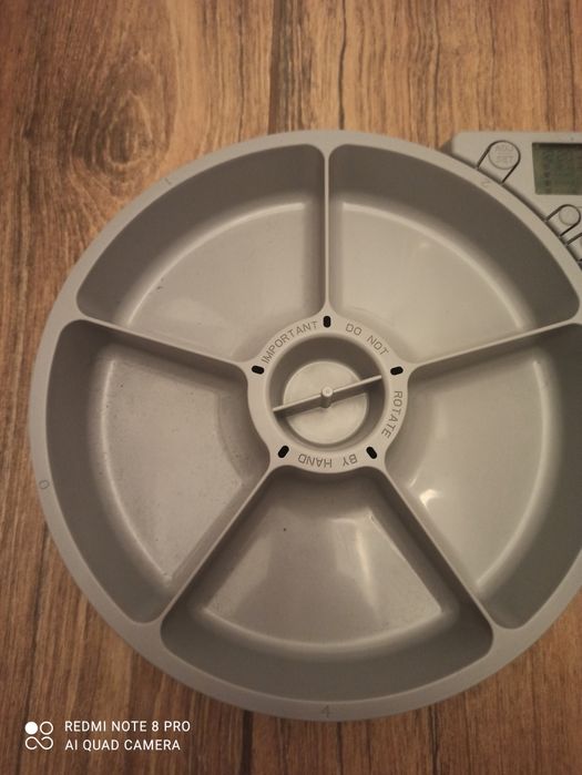 Hrănitoare automată pentru pisici