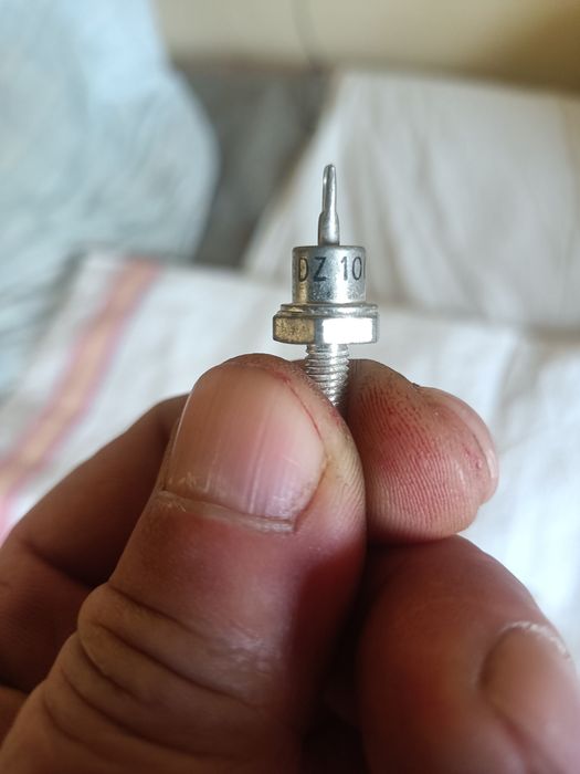 Vând piese electronice noi