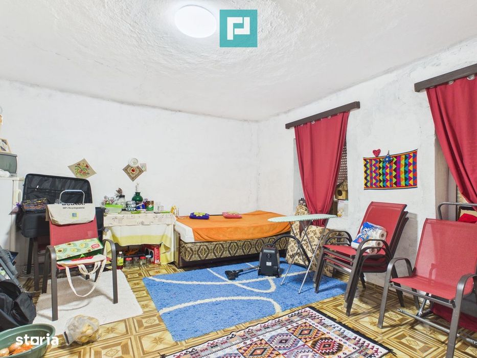 Casă cu 4 camere și teren de 800 mp în Zerind