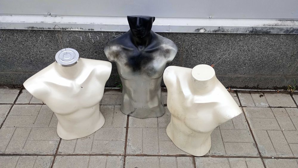 Продавам 2 мъжки пластмасови манекена тип торс