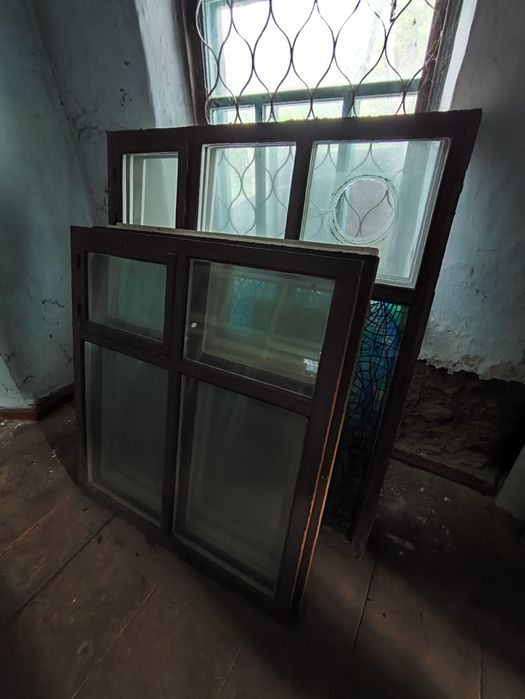 Деревянные рамы для окон со стеклами