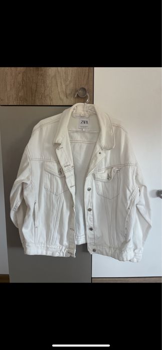 Бяло дънково яке на ZARA