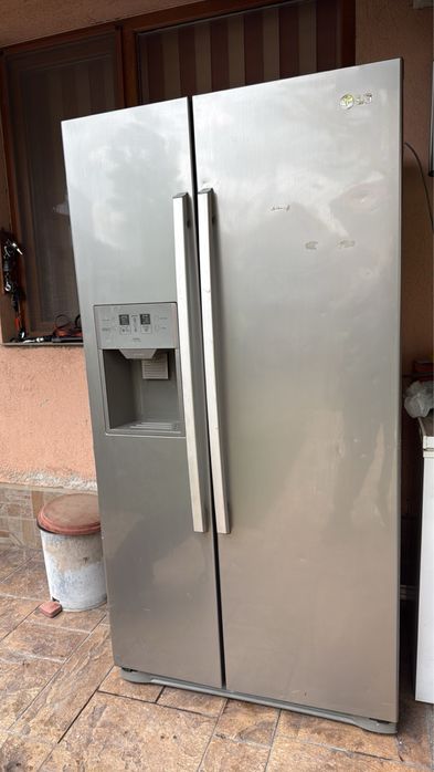 Продавам двокрилен  хладилник с фризер