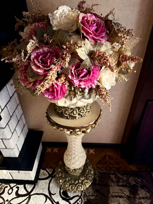 Искусственные цветы с подставками 2 штуки