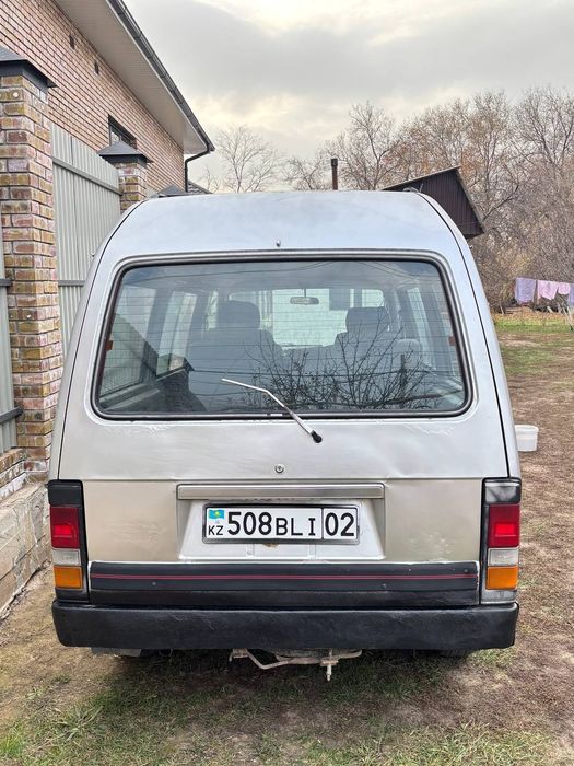 Машина Мазда Бонго