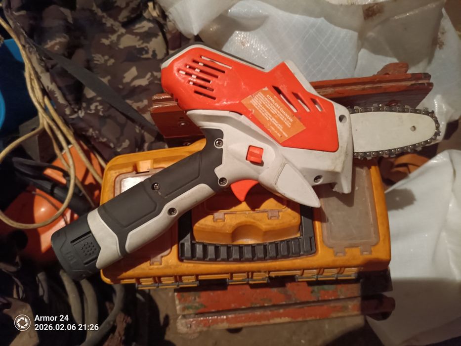 Stihl резачка с 2 батерий и зарядно