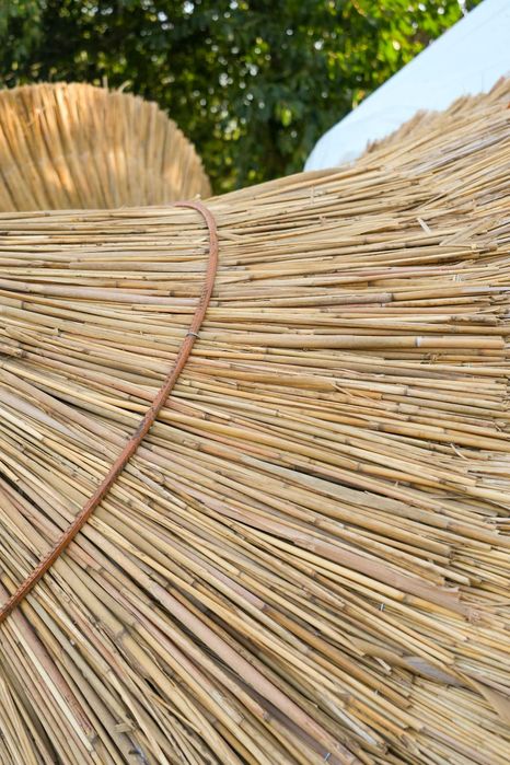 Umbrele din stuf cu cadru metalic