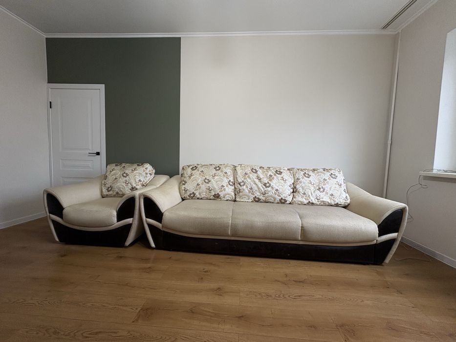 Диван раскладной, бежевый. С подушками.