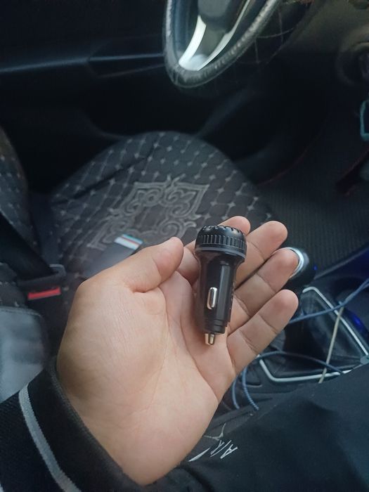 Адаптер в прикуриватель с 2 USB-портами.