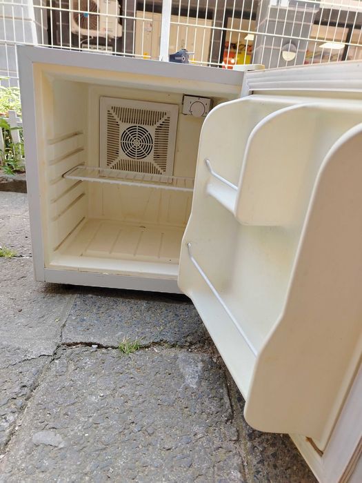 Продавам малък хладилник тип мини Elite бар