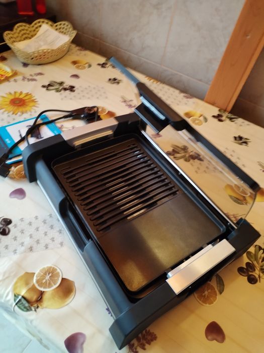 Vând grătar electric marca Starlight 1650w.