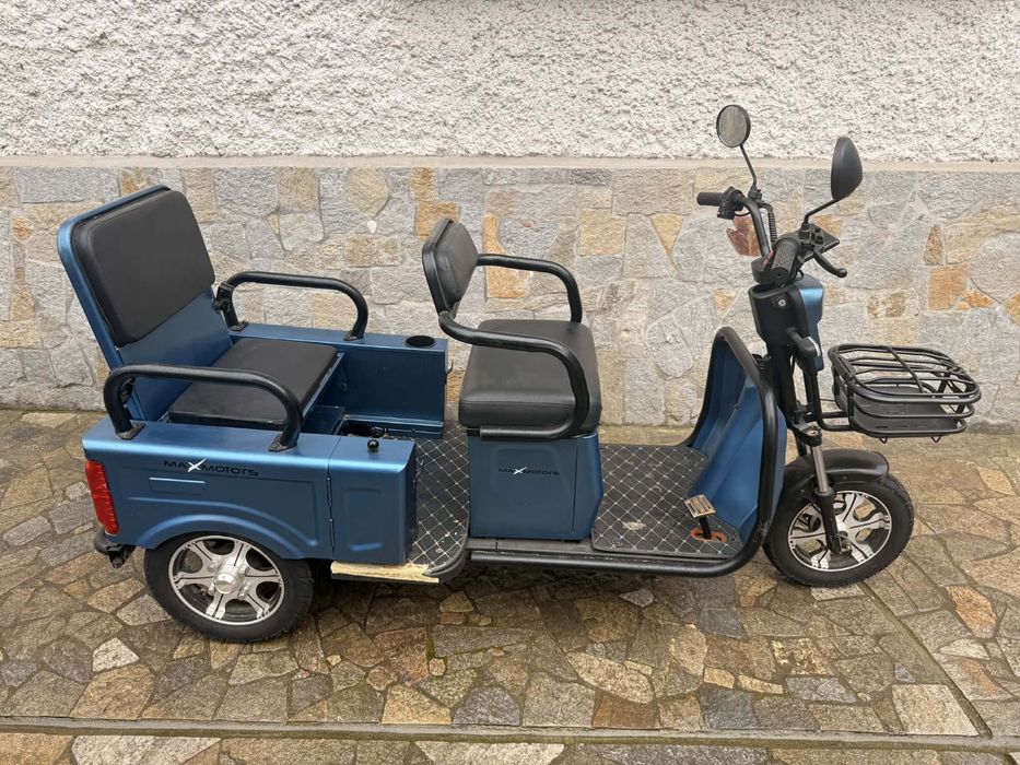 Електрическа двуместна триколка