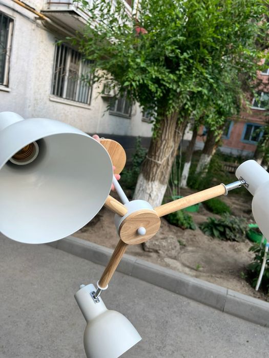 Продам люстру белую с отделкой дерева