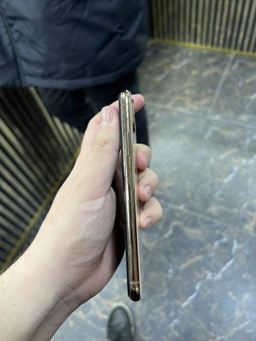 iPhone xs gold.